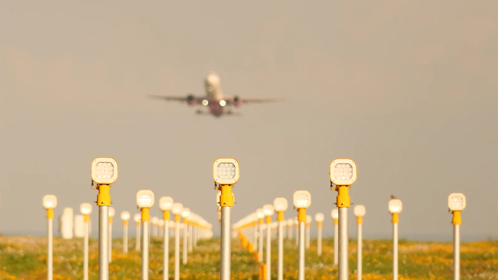 shop-header-airplane-take-off